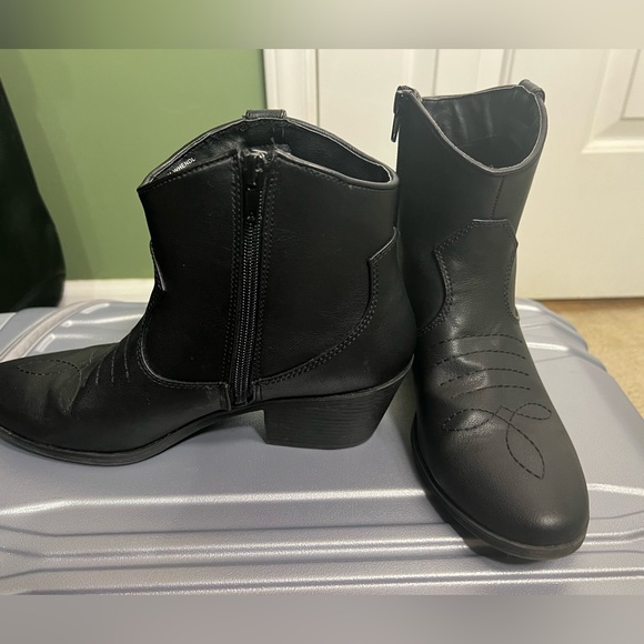 Black boots - Picture 1 of 4